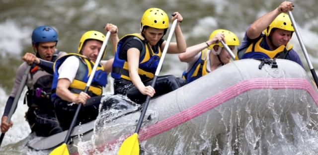  Remando sulla zattera da rafting 